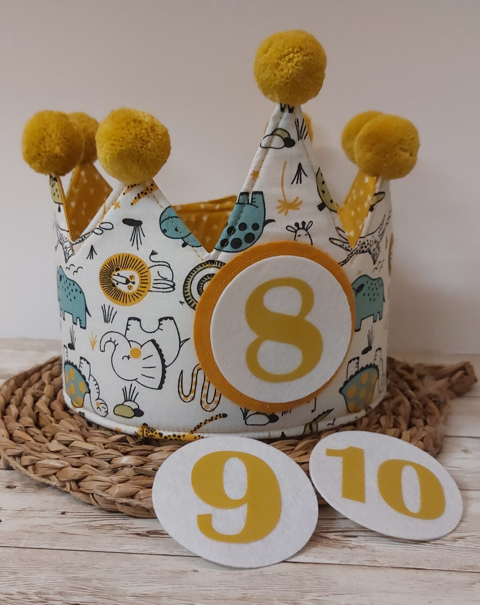 Coronas y conjuntos de cumpleaños y canastillas para bebés hechos a mano.